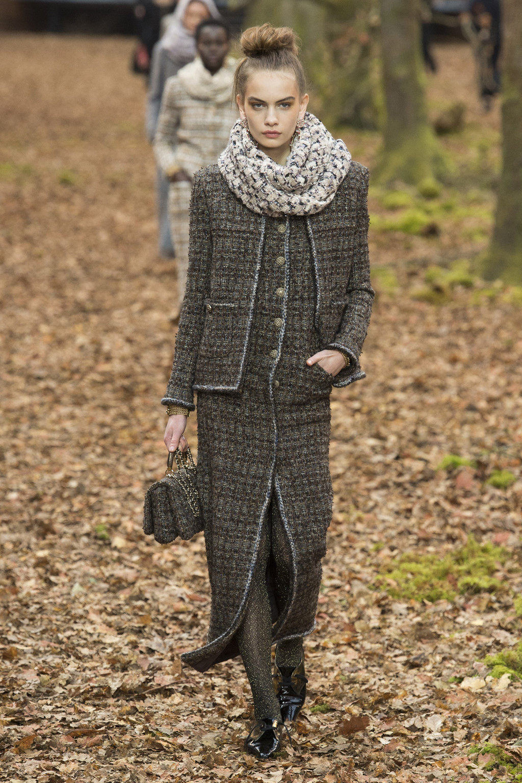 Khu rừng phủ ngập lá vàng thành sàn diễn thời trang trong show Chanel